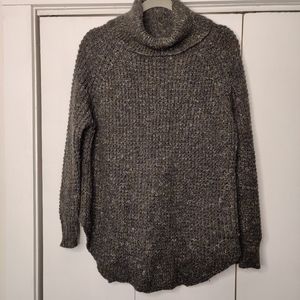 Free people sweater in size xs, used but in good condition.